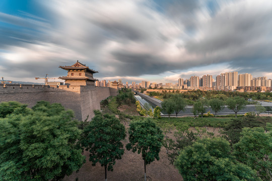 山西大同古城墙黄昏夜景