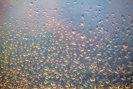 雨滴落在窗户上背景特写