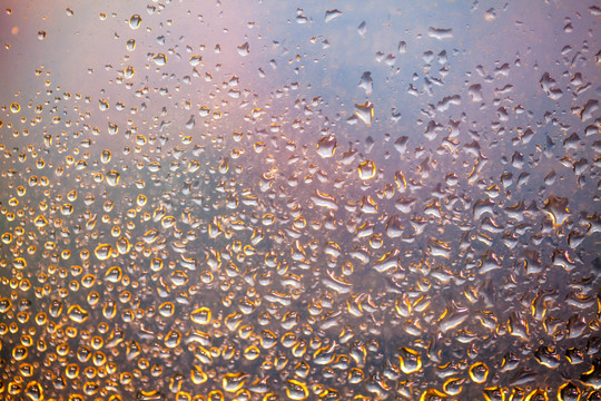 雨滴落在窗户上背景特写