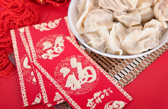 一盘饺子和春节的红包