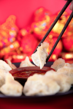 中国节日的饺子和鞭炮挂饰