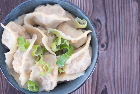 特写煮熟的白面饺子