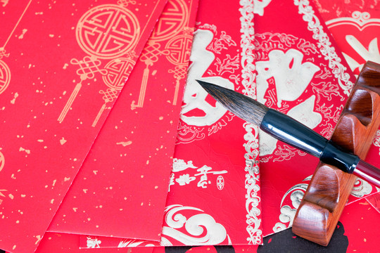 中国新年春联上的毛笔和红包