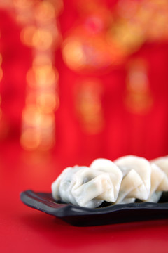 红背景上一盘节日的饺子