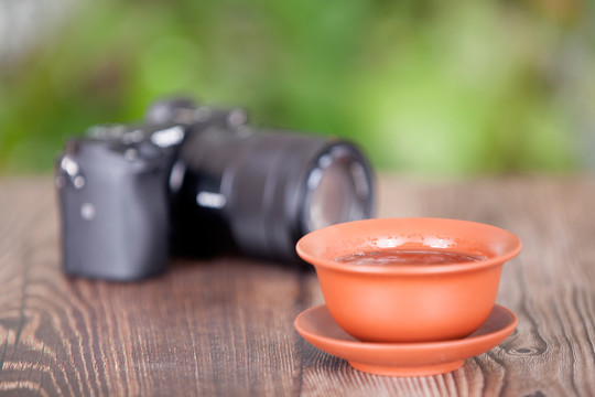 一碗茶和一个照相机