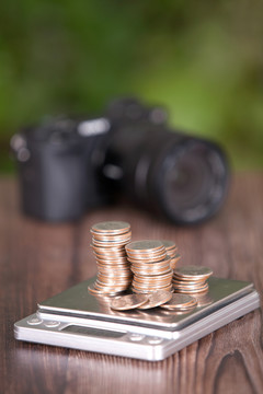 电子秤上一堆美元硬币和数码相机