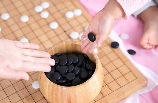 把棋子放进棋盒里