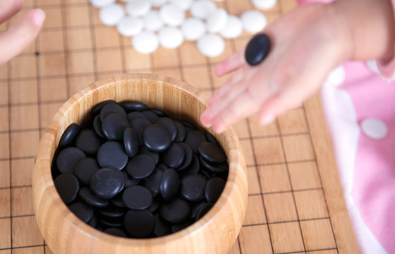 把棋子放进棋盒里