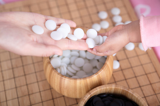 把棋子放进棋盒里