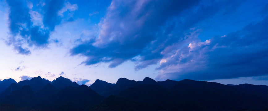 贵州小七孔景区山峰山峦风光