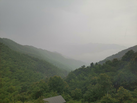 水雾高山