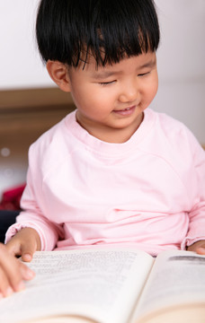 微笑着书学习的小女孩