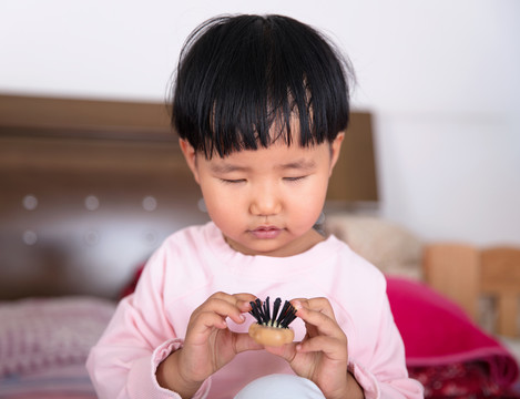 给小孩子按摩足底