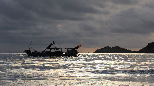 双月湾海面日出波光粼粼