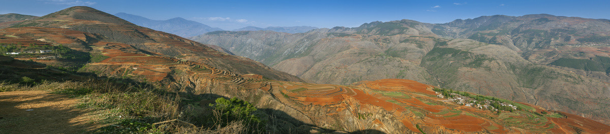 东川红土地自然景观全景图