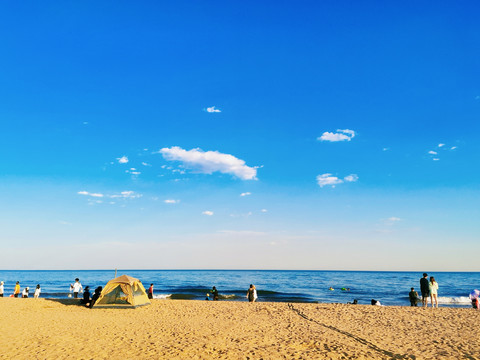 海边沙滩蓝天白云