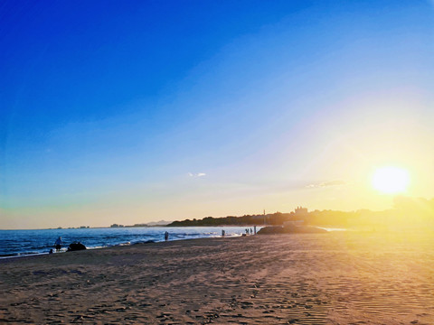 海边沙滩蓝天白云傍晚夕阳