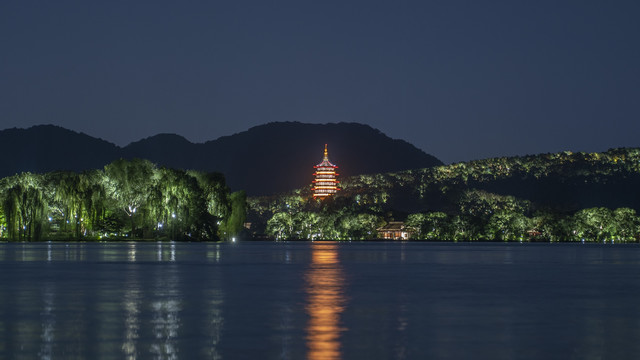 杭州西湖夜景雷峰塔