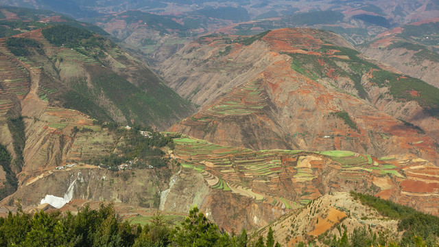 红土地山脉沟壑蜿蜒大地