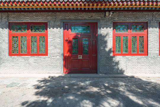 中国传统建筑石墙和红色门窗