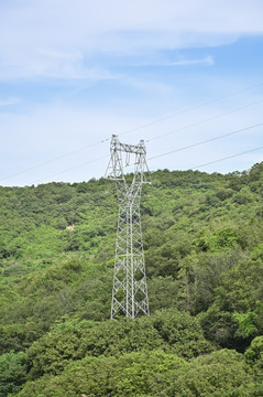 山上高压电线塔