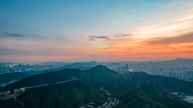 晚霞下的深圳鸡公山