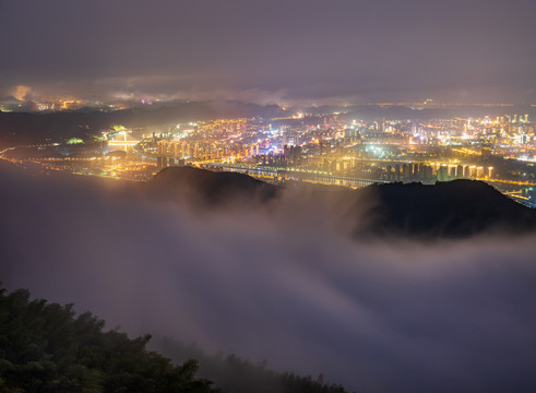 城市云雾夜景灯火辉煌