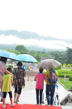 家庭雨中出游