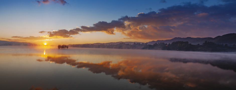念湖清晨朝霞日出自然风光全景图