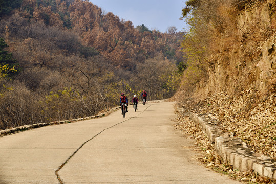 山路骑行者