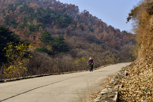 山路骑行者