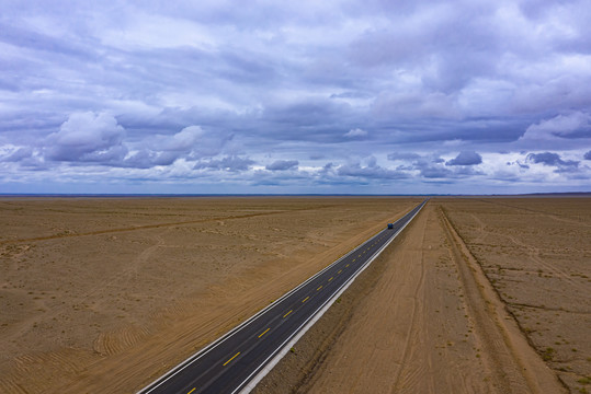 航拍荒野公路压抑天空