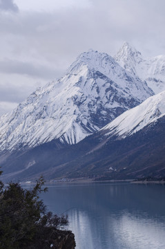 高原雪山湖泊西藏八宿然乌湖美景