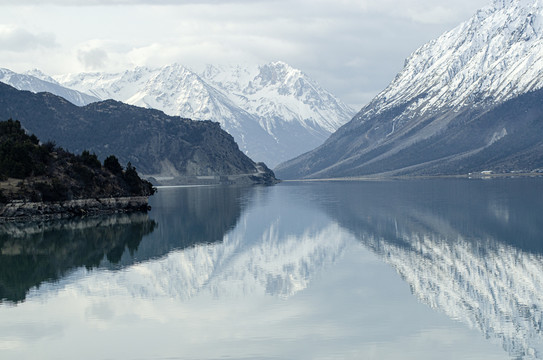 高原雪山湖泊西藏八宿然乌湖美景