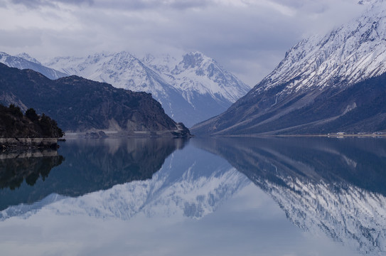 高原雪山湖泊西藏八宿然乌湖美景