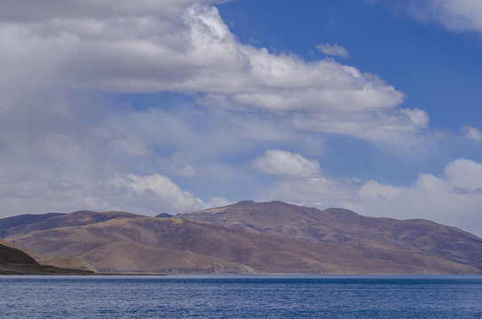 西藏湖景巴木措湖湛蓝的湖水