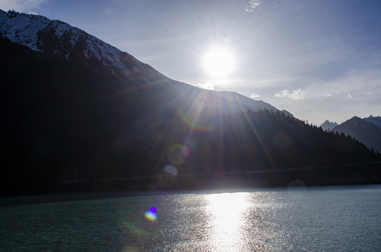 夕阳下的然乌湖风光雪山美景