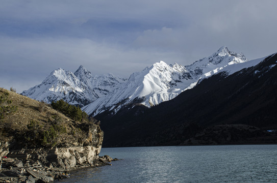 高原雪山湖泊西藏八宿然乌湖美景