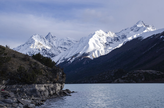 高原雪山湖泊西藏八宿然乌湖美景