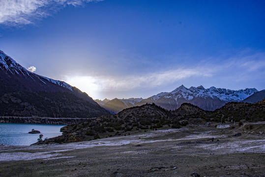 夕阳下的然乌湖风光美景