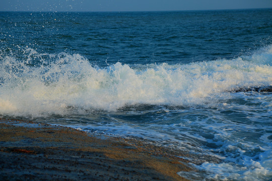 大海浪花礁石