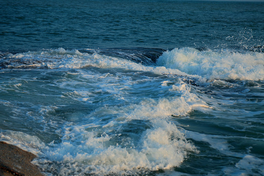 大海浪花礁石