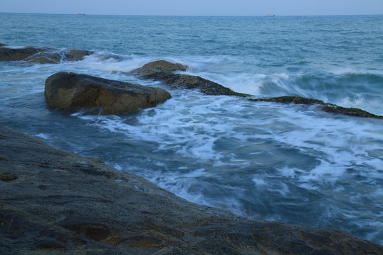 大海礁石浪花