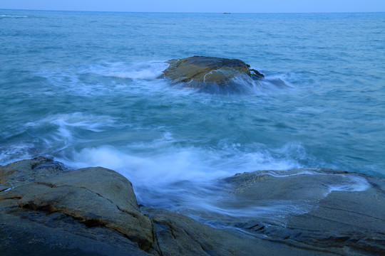 大海浪花礁石