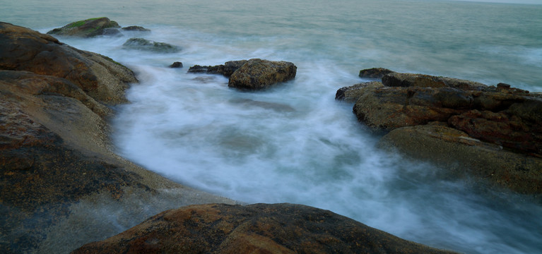 大海礁石海浪