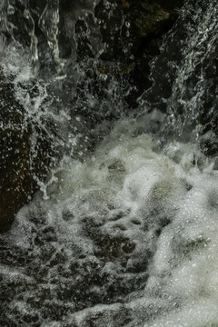 山涧溪水流水