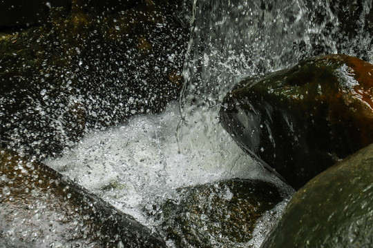 山涧溪水流水