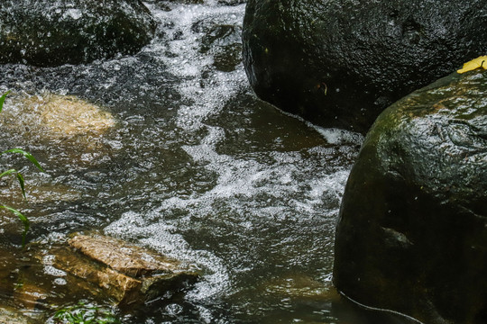 山涧溪水流水