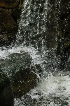 山涧水流背景