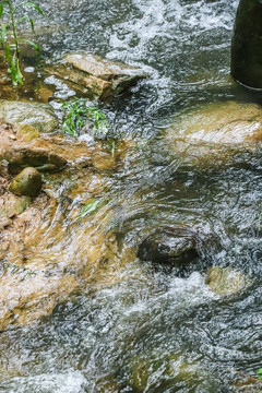 山涧溪水流水